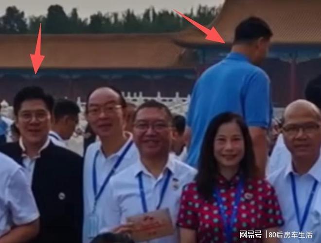 齐聚霍震霆父子三人出席姚明身高太出挑AG真人旗舰厅大阅兵现场：明星大佬(图3)