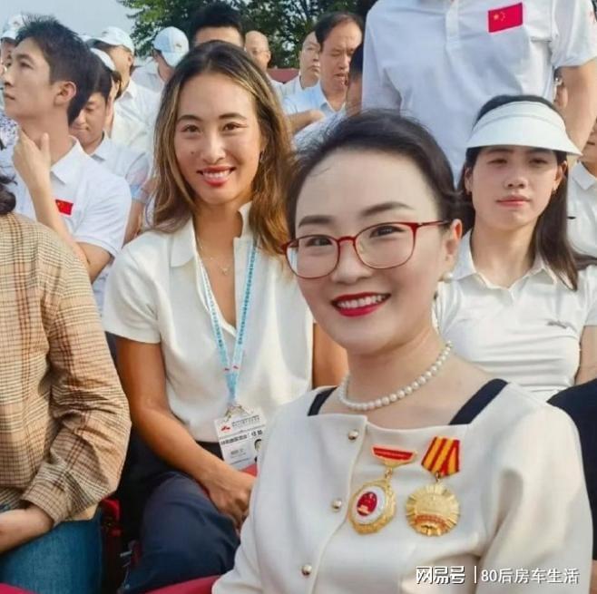 齐聚霍震霆父子三人出席姚明身高太出挑AG真人旗舰厅大阅兵现场：明星大佬(图5)