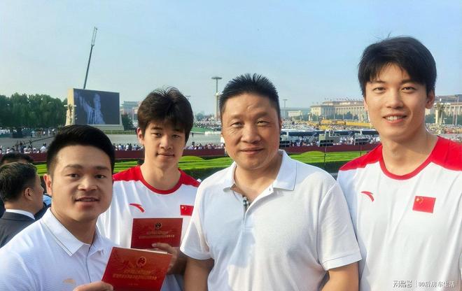 齐聚霍震霆父子三人出席姚明身高太出挑AG真人旗舰厅大阅兵现场：明星大佬(图4)
